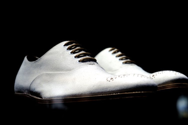 How to remove stains from white leather on sale shoes