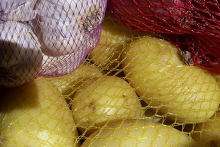 Las similitudes entre la cebolla y el ajo llevan a algunos a creer que el ajo también puede ser beneficioso para el crecimiento del cabello.