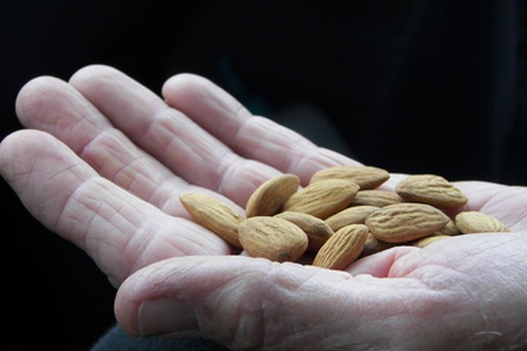 Un cuarto de taza de almendras aporta toneladas de nutrientes y un saludable empuje a la salud de tu corazón.