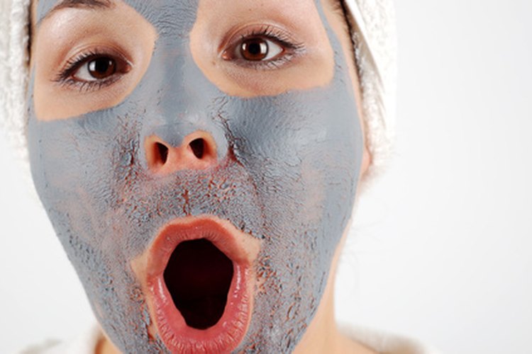 Las máscaras de arcilla pueden exfoliar la piel propensa al acné debido a sus habilidades absorbentes.