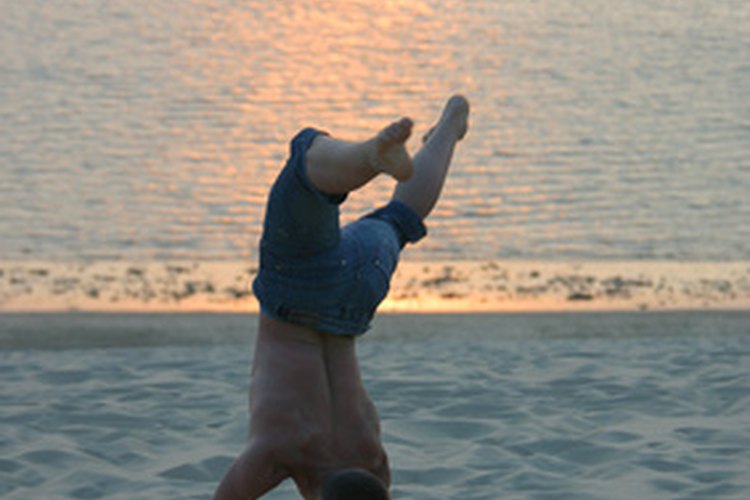 El apoyo invertido desarrolla fuerza, equilibrio y flexibilidad.