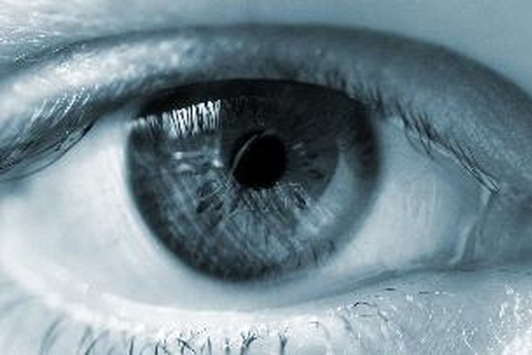 El ojo capta los estímulos luminosos y los transforma en impulsos eléctricos que viajan hacia el cerebro.
