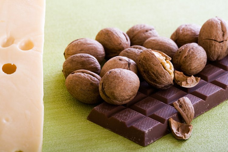 El chocolate y los frutos secos son ricos en arginina.