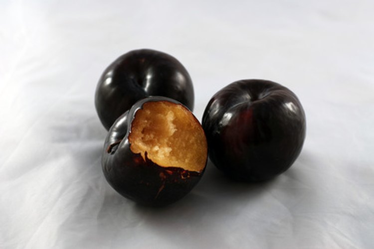 El jugo de ciruelas puede ser útil para limpiar el colon.