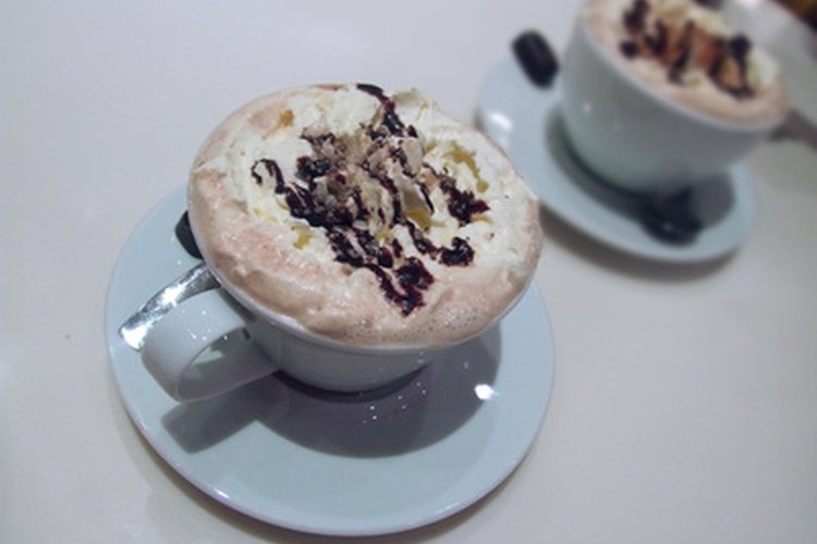 El chocolate caliente es una delicia en las noches frías de otoño.