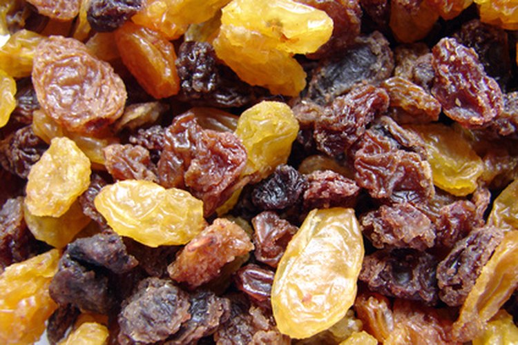 Las mayoría de las pasas negras y doradas están hechas de uvas sin pepitas Thompson.