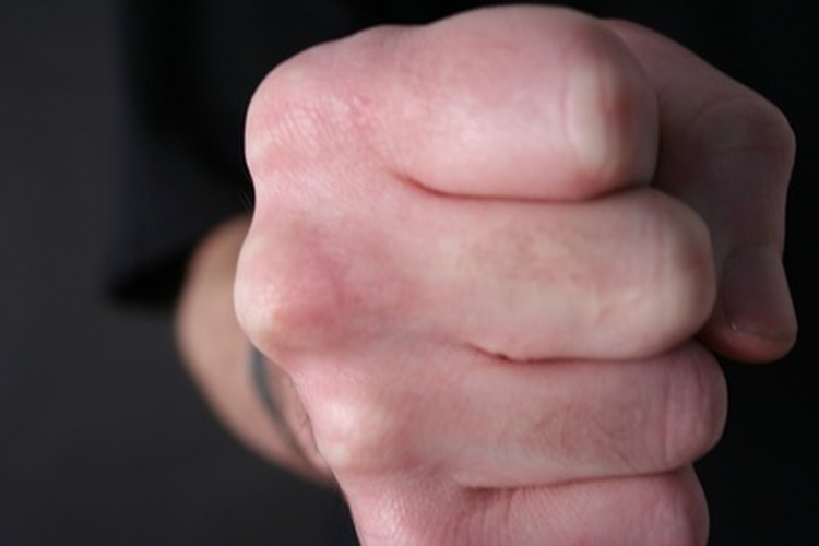 Comienza haciendo un puño con tu mano.