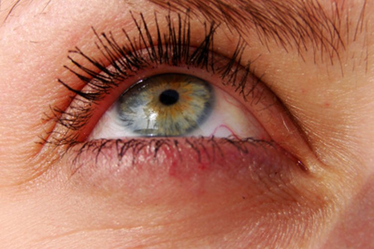 Trata con cuidado la zona delicada de los ojos.