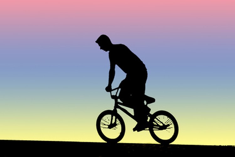 Ejercitar en una bicicleta fija ofrece los mismos beneficios que hacer ciclismo en exteriores.