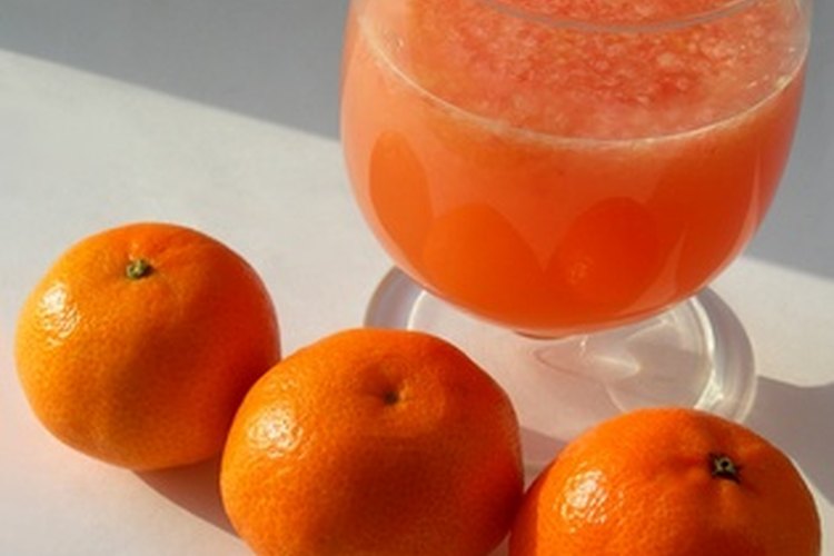 Las naranjas con pieles delgadas por lo general tienen más jugo que aquellas con pieles gruesas.