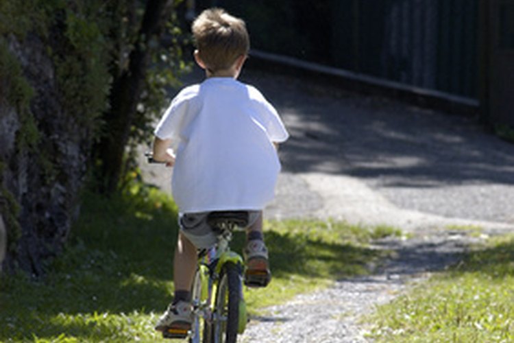 Una dieta saludable combinada con algo de actividad física o algún deporte, ayudará a que tu hijo recupere niveles saludables de los triglicéridos.