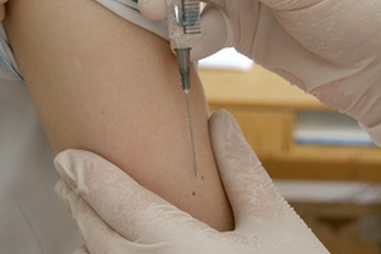 Los medicamentos, el calor y el hielo pueden ayudar a controlar el dolor muscular de una vacuna antitetánica.