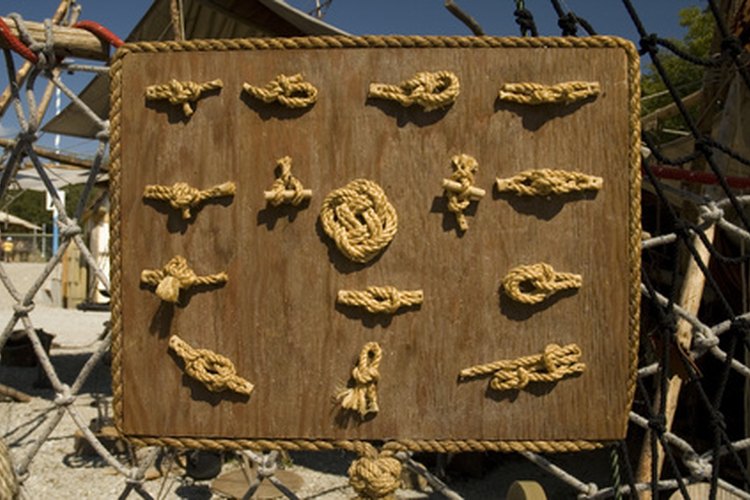 Examples of medieval knots image by Maro...¡ MarkoviÄ from Fotolia.com Learning to tie different types of knots can be useful in everyday life.