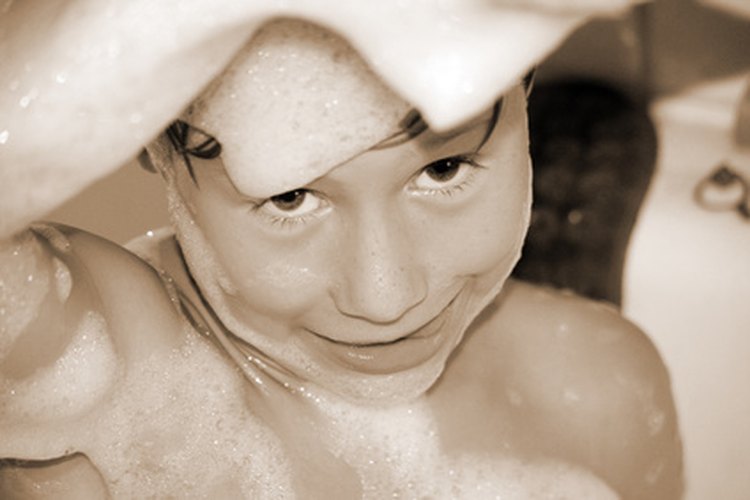 Bañar a tu hijo con regularidad puede ayudar a mantener su piel limpia y saludable.