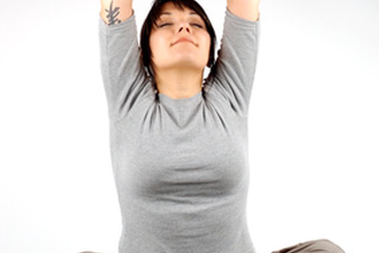 El yoga estira y fortalece el cuerpo.