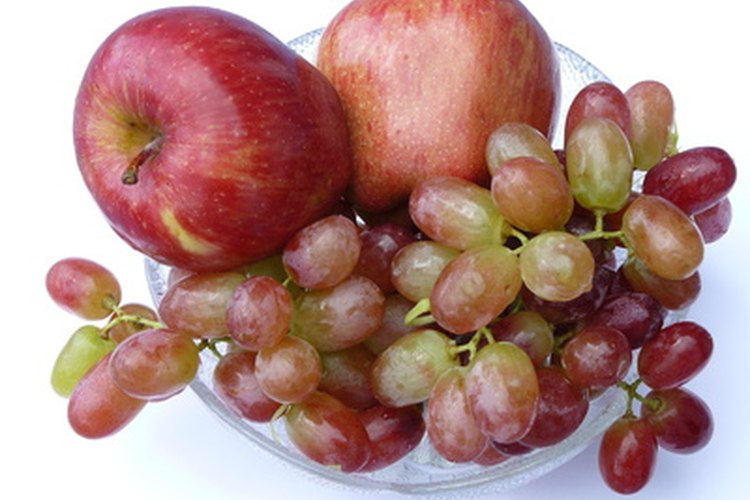 Los monosacáridos o azúcares simples -una característica de los carbohidratos- se encuentran en las frutas.