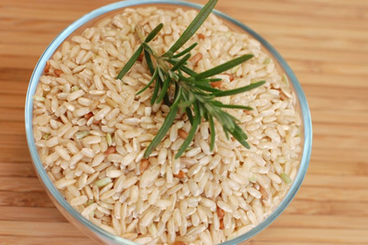 El arroz integral es un carbohidrato complejo.