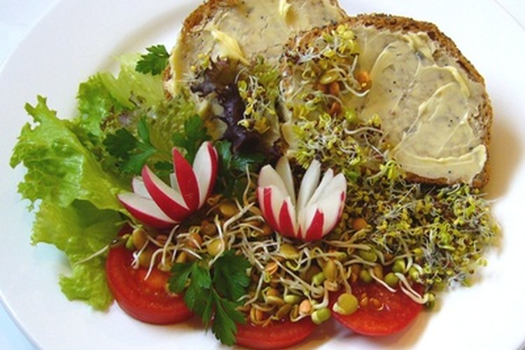 Los brotes de alfalfa pueden ser usados como guarnición o ingrediente en las comidas.