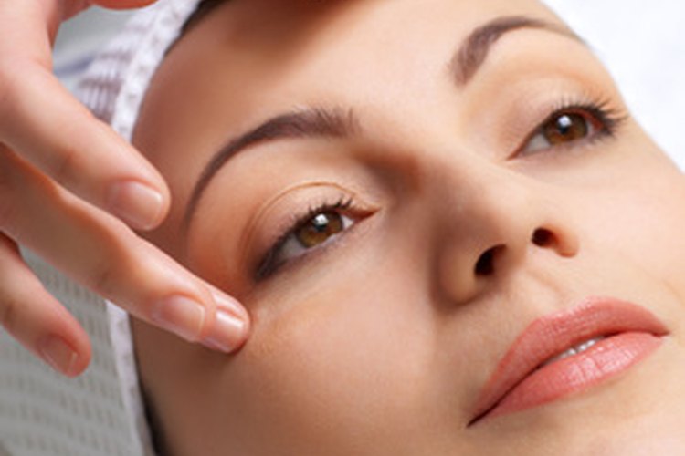 El aloe vera es beneficioso para la piel delicada debajo de los ojos.
