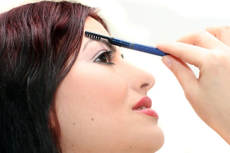 Rellena tus cejas con un lápiz de cejas para que se vean más gruesas.