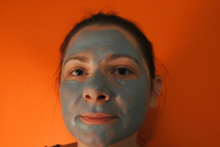 La Mayo Clinic recomienda evitar las mascarillas faciales para quitar los granos.