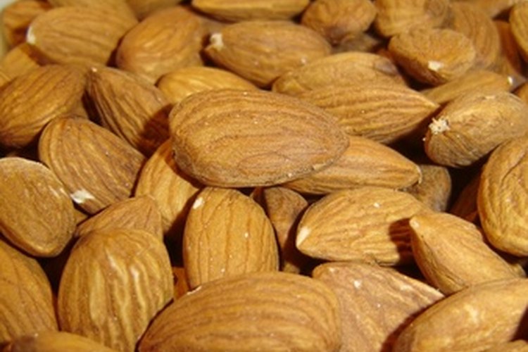 Come un puñado de nueces dos veces al día para añadir grasas y calorías a tu dieta.