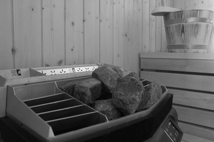 Las saunas tradicionales tienen un montículo de rocas calientes, que puedes mojar con agua para crear un poco de vapor.