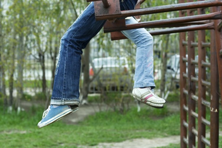 Los juegos al aire libre para adolescentes fomentan las habilidades sociales y la cooperación.