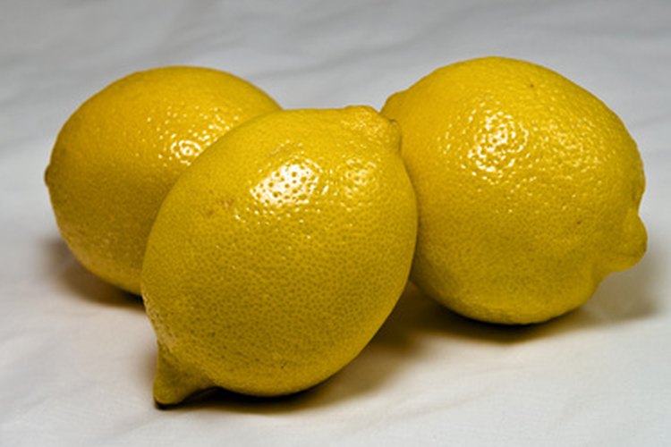 El jugo de limón natural ofrece muchos beneficios para la salud.