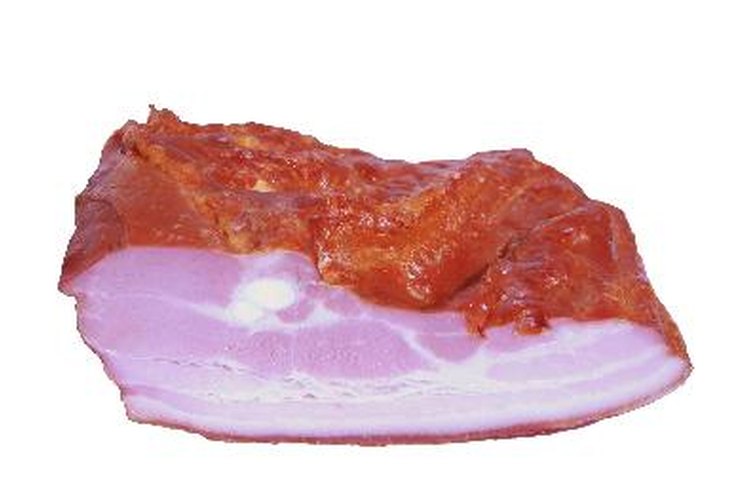 El nitrato de sodio es a veces usado como un conservador en carnes curada como el tocino