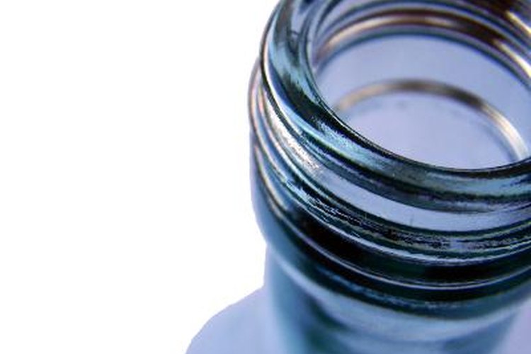 Una botella llena de 16 onzas (500 ml) de agua pesa aproximadamente una libra.