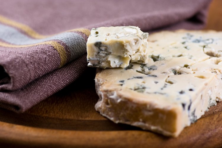 Queso azul sobre una tabla para cortar.