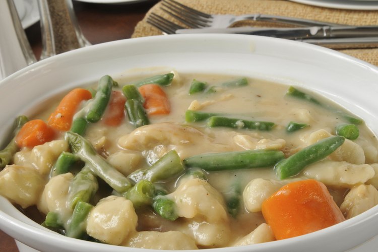 El almidón de maíz es una sustancia en polvo utilizada para espesar sopas, salsas y otros líquidos.