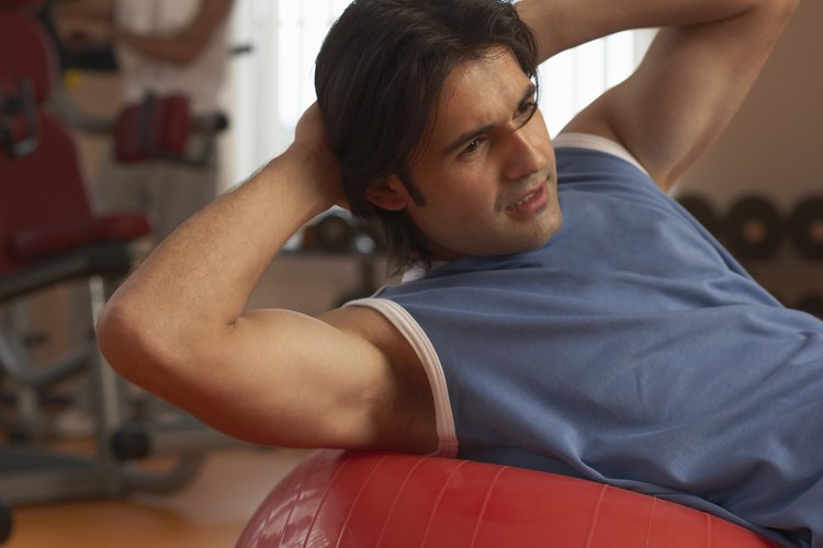 Girar mientras haces abdominales trabaja los oblicuos, así como los abdominales inferiores.
