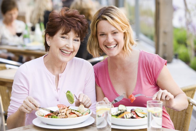 Come alimentos altos en nutrientes, como los vegetales y frutas coloridos.