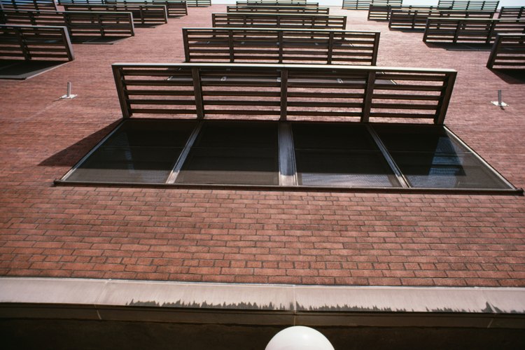 Una matriz de grandes paneles colectores de energía solar llenando un campo.