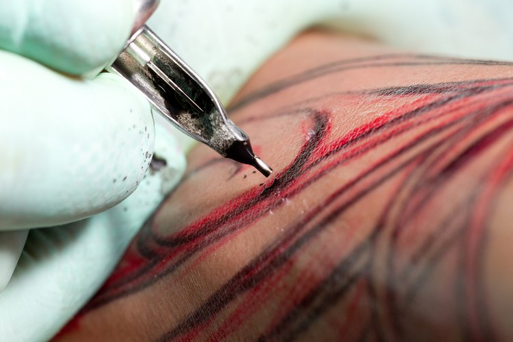 La aguja con la que se realiza el tatuaje y la propagación de bacterias puede causar una ruptura y propagar bacterias.