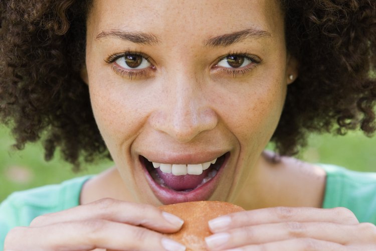 Complementa tu hamburguesa con verduras para aumentar sus nutrientes.