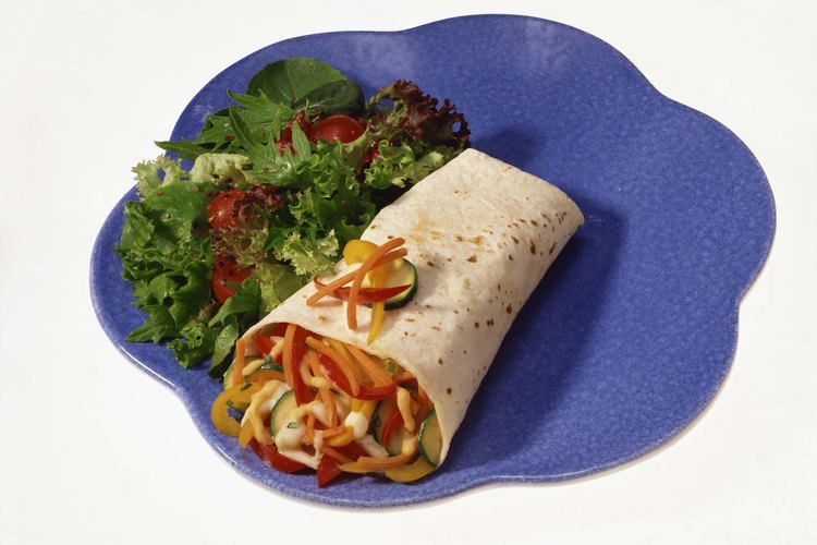 Evita los aderezos cremosos en tus burritos, también los crutones, totopos y wontons, ya que añadirán grasa y calorías innecesarias.