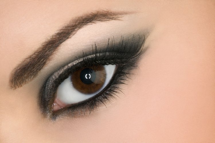 La aplicación de compresas de algodón empapados en agua de hamamelis para bolsas de los ojos y la realización de ejercicios de los ojos diariamente puede ayudar a eliminar la hinchazón, según EyeCareBasics.com.