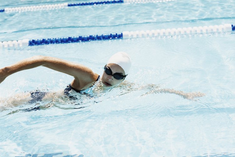 En la natación se quema una cantidad de calorías mayor que en las caminatas.