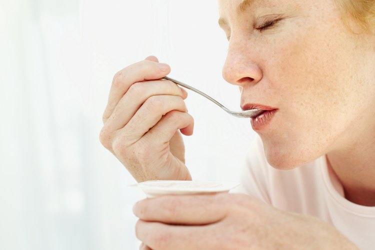 Comer yogur tiene un efecto en la gastritis.