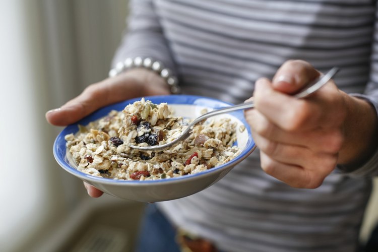 Mujer con un plato de saludables cereales de granola.