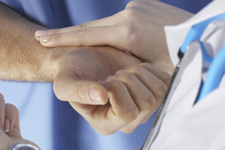 Un examen físico ayuda a diagnosticar la fibrilación auricular.