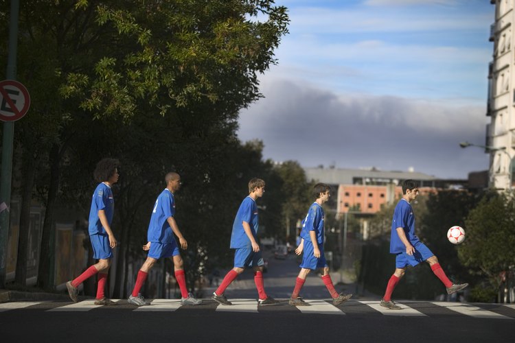 El centro Onguchi Onyewu y el equipo de jugadores de Estados Unidos se entrenan antes de un juego.