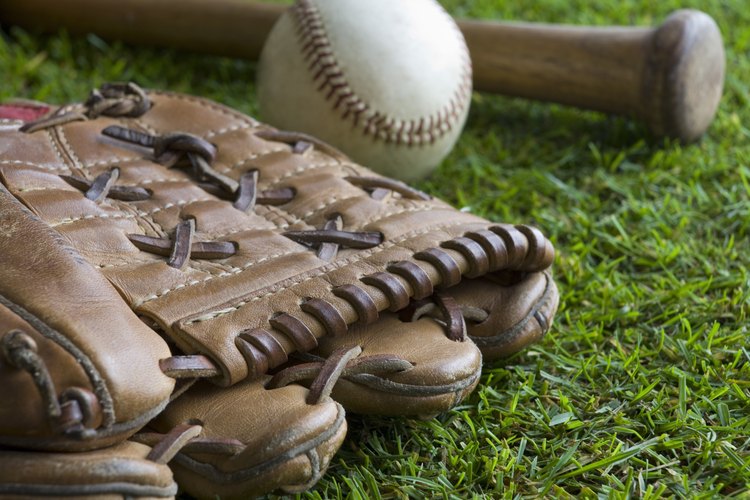 Ejecutar una práctica de béisbol juvenil se trata de enseñarle a los jugadores los fundamentos del juego.