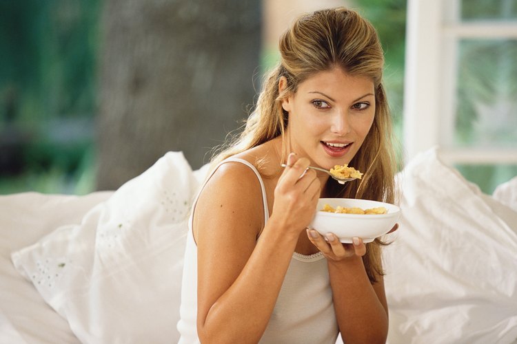Comer tarde por la noche aumenta tu hambre por la mañana siguiente.