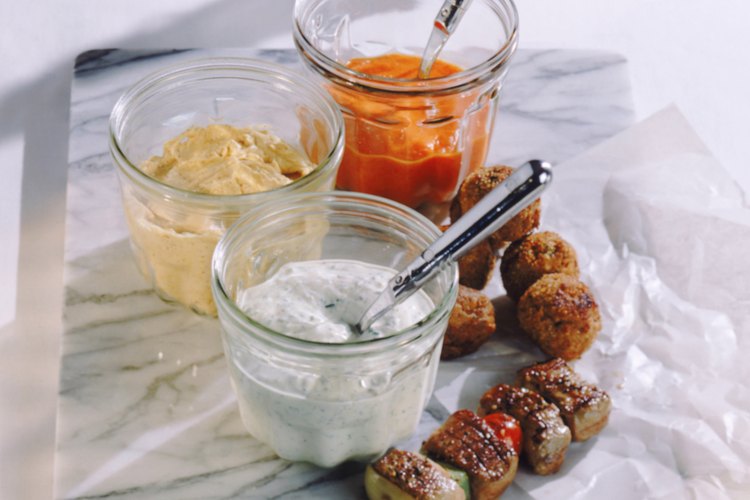 Combina el hummus con carnes magras y otras salsas saludables para una comida rica en nutrientes que funcione para tu dieta.