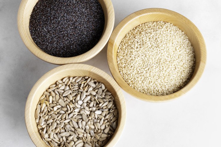Ejemplos de alimentos altos en magnesio son: arroz integral, espinacas, lentejas, avena, frijoles, plátanos, pan integral, tofu, calabaza, almendras, cacao en polvo y chocolate.