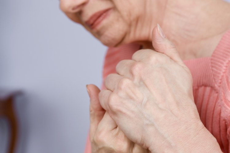 Puedes sentir ardor, escozor o dolor punzante en los pies, piernas, brazos y manos. También puedes experimentar entumecimiento, falta de equilibrio y problemas al agarrar objetos.